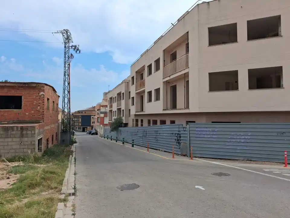 Calle de acceso al edificio